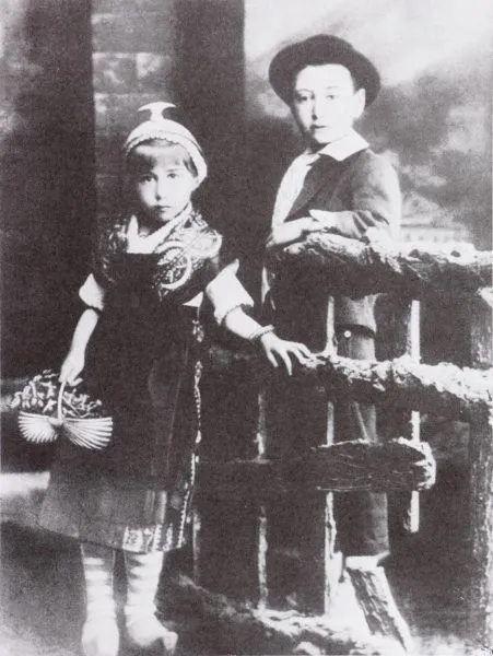 02-1_Mother-with-her-brother-Matteo-in-1886_sml-451x600.jpg